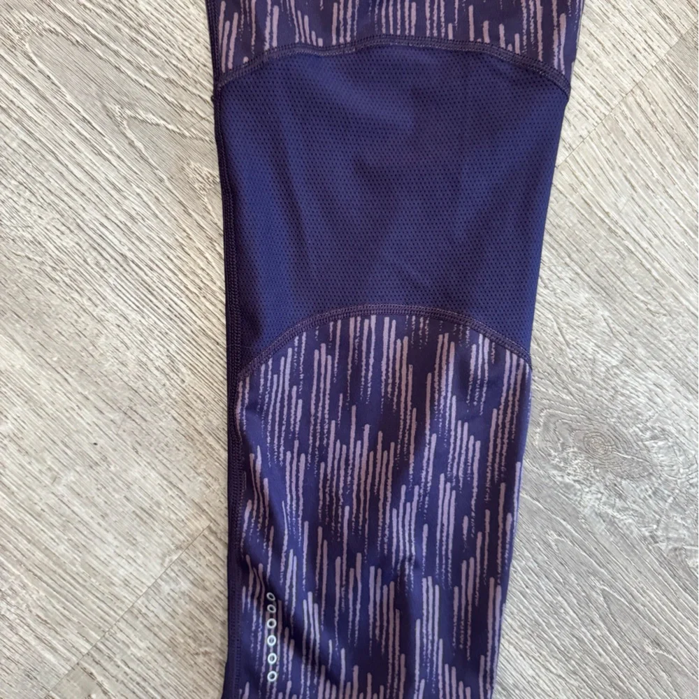 Nike Women's running Purple Patterned cropped Leggings size large - Picture 7 of 8